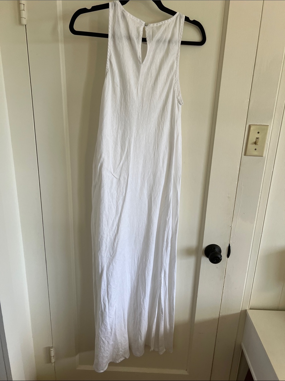 Classic White Sleeveless Maxi Dress - Picture 4 of 7